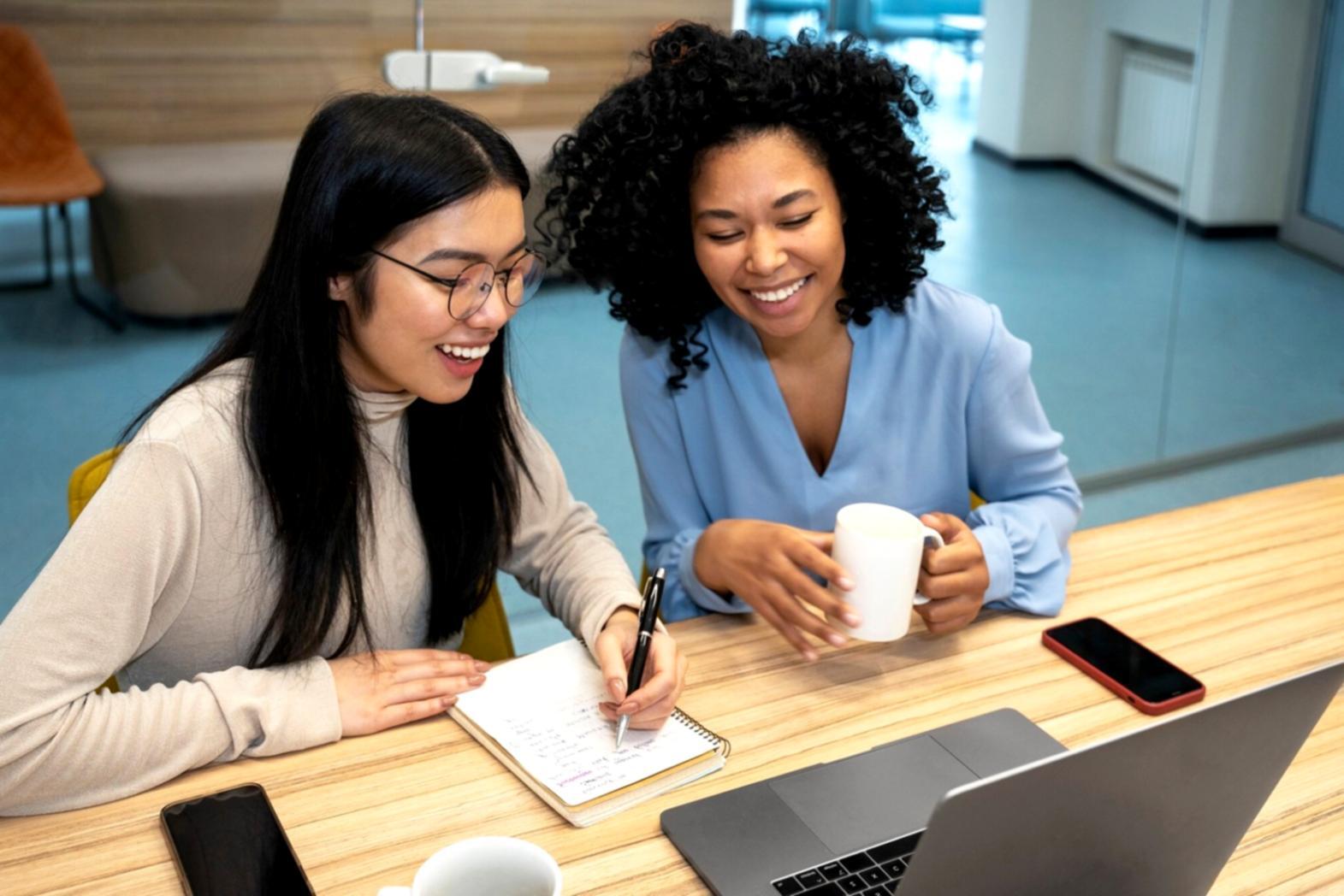 Professionelle Beratungssituation im modernen Büro